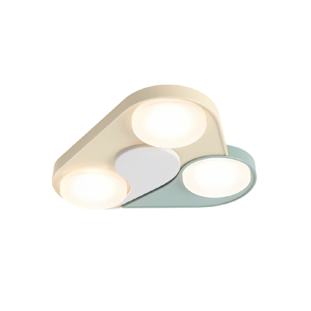 Moderne plafondlamp met drie lichtbronnen en gestroomlijnd ontwerp