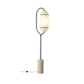 Moderne vloerlamp met marmoren voet en minimalistisch ontwerp