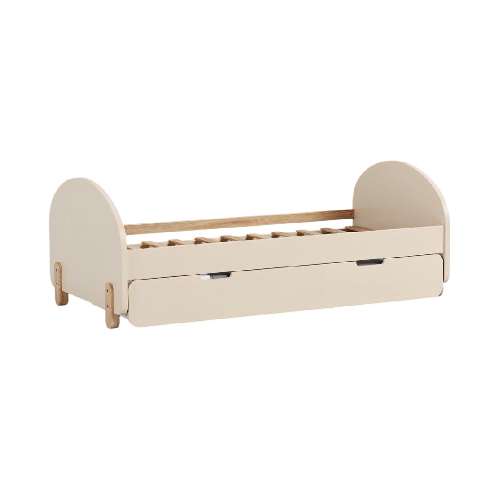 Minimalistisch kinderbed met opberglade