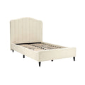 Eenvoudig beige bed met gestileerd hoofdboard en lattenbodem