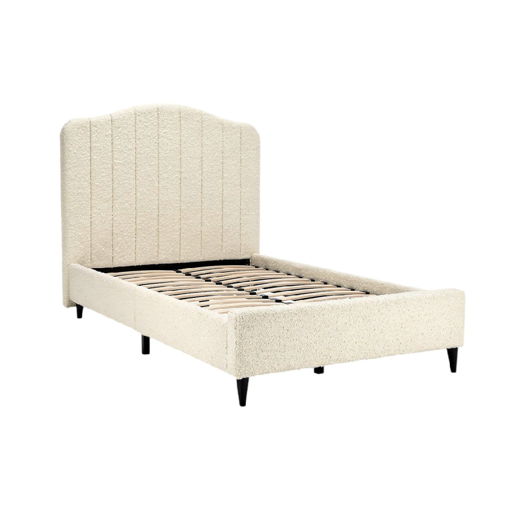 Eenvoudig beige bed met gestileerd hoofdboard en lattenbodem